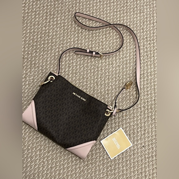 Michael Kors Handbags - Michael kors crossbody worn once